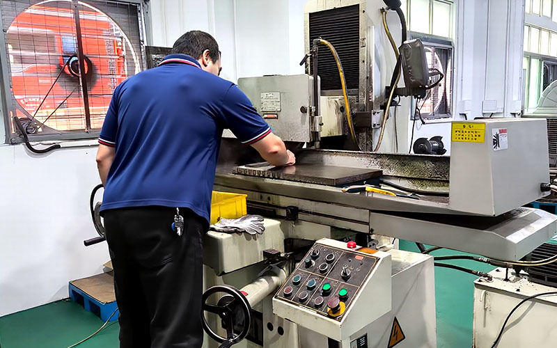 Dongguan Zhongwei Metal Products Co., Ltd linha de produção do fabricante