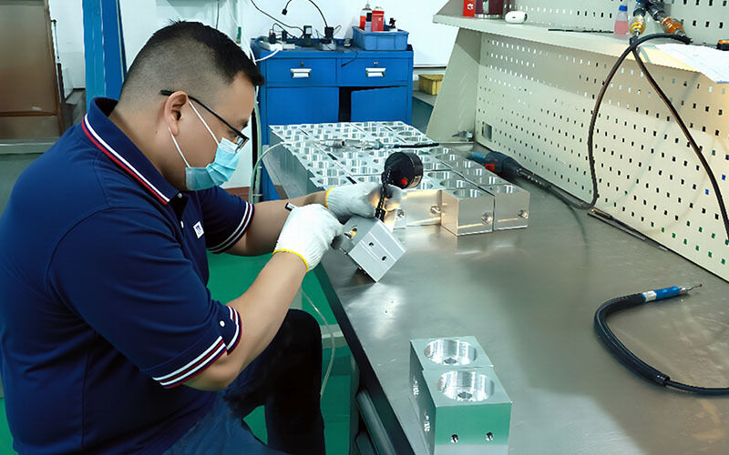 Dongguan Zhongwei Metal Products Co., Ltd linha de produção do fabricante