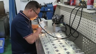 Rebarbação manual de blocos de válvulas hidráulicas garantindo passagens suaves de óleo