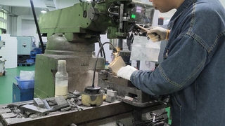 Acabamento de precisão do processo de rebarbação do coletor hidráulico para blocos usinados CNC